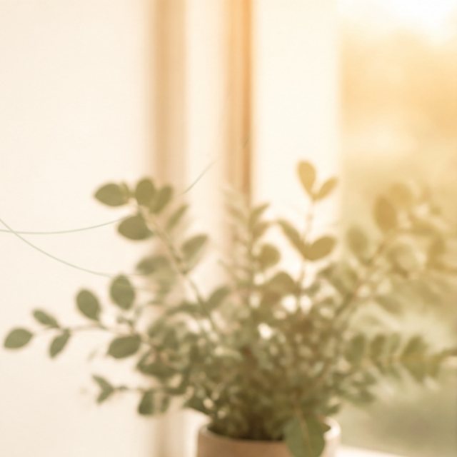 観葉植物のそばで手を重ねる様子と、タブレットに表示されたプログラム案内